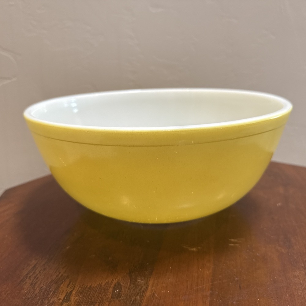 Vintage Pyrex 404 Primary Color Yellow Round Nesting Mixing Bowl 4 Quart 1950's